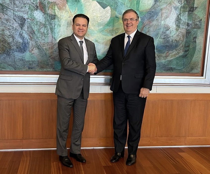 ¡El trabajo por #Durango no se detiene!

Fue un gusto saludar hoy a <a href="/m_ebrard/">Marcelo Ebrard C.</a>, Secretario de Relaciones Exteriores de México; platicamos de las oportunidades en atracción de inversión extranjera que tiene nuestro gran estado. 

¡Durango está para presumirse en el mundo 🌍!