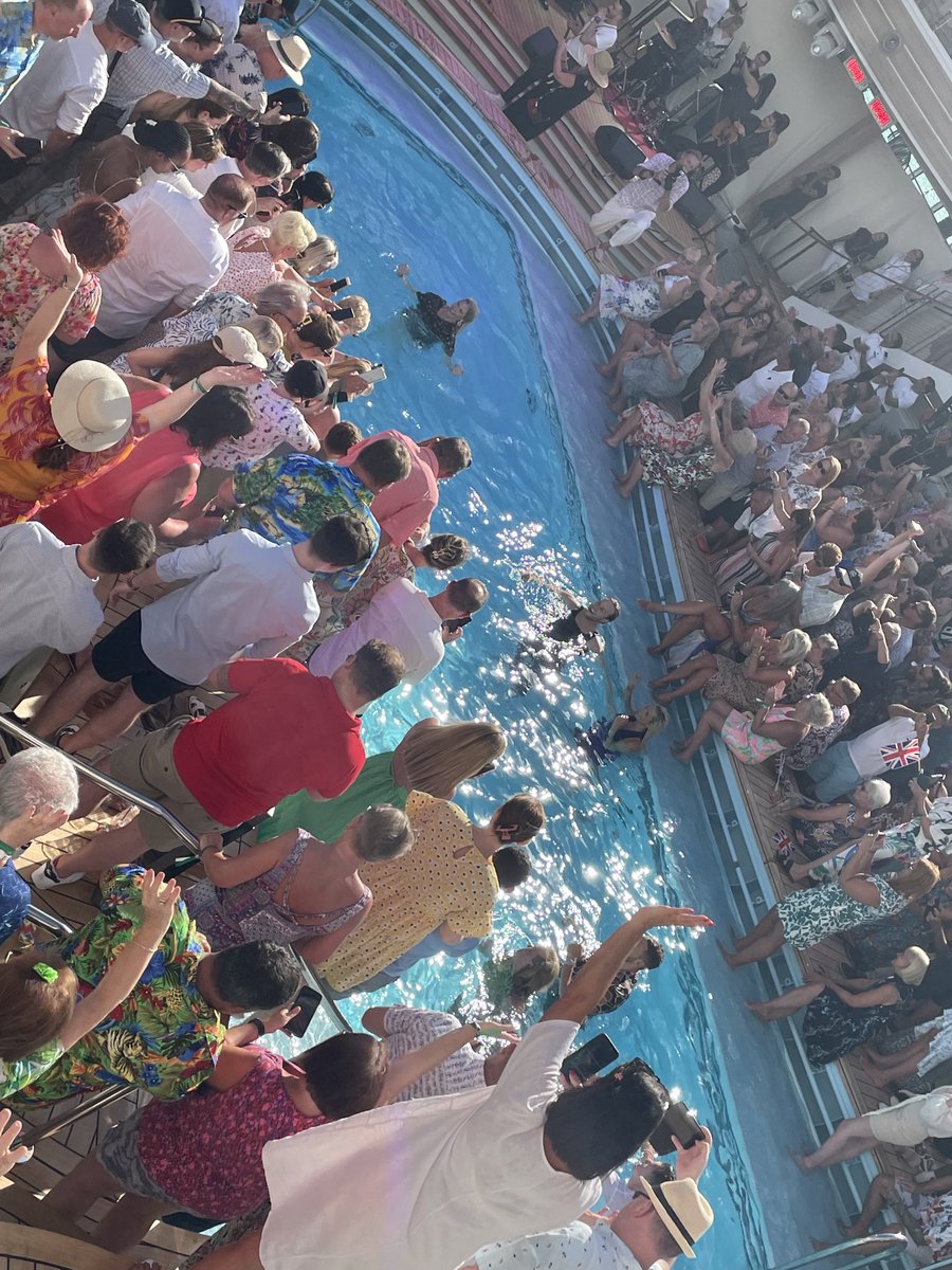 And they’re in the pool with Olly Murs #helloarvia