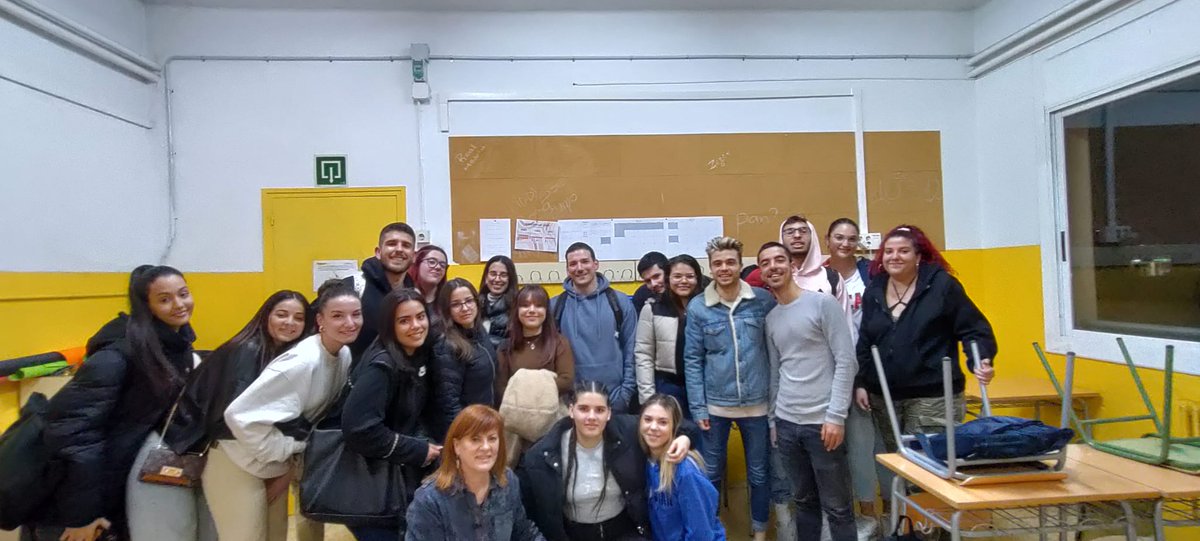 L'Associació Alba de #Terrassa que treballa per la prevenció, orientació, inserció i tractament de les #addiccions va fer una xerrada a l'alumnat de 1r TIS.

El Joan Enric, com a Integrador social de l'entitat, va explicar els serveis que ofereix i les tasques del perfil #TIS😊