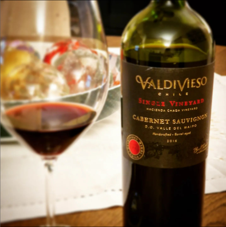 VivaoVinho's tweet photo. Hoje visitamos o Chile, na figura deste Cabernet Sauvignon.
Encorpado e potente, traz uma boa dose de pimentão e um fundo de fumo.
Os taninos estão vivos para um 2016.
#lisbon #lisboa #vinho #wine #vivaovinho #winetip #chile #vinhochileno #cabernetsauvignon https://t.co/WhZB78P4lZ