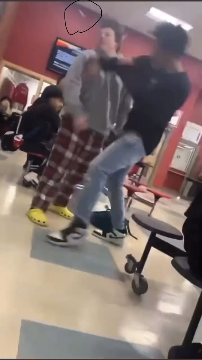 Deonj521's tweet photo. 👊🏽💥🫢 #fightpage #schoolfights #bestfights #FYP #crazyvideos folded his ass up like a lawn chair 🪑🥲 … AirPod went flyin to !! 🤣 https://t.co/H8SpNxCc9t