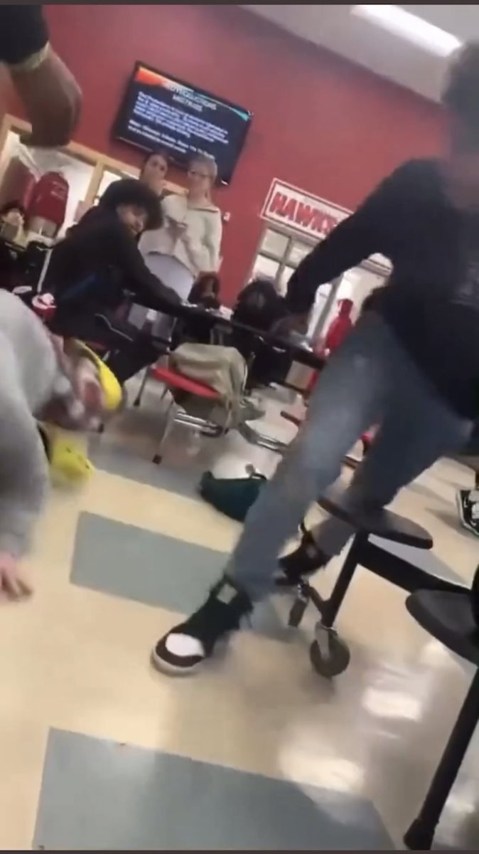 Deonj521's tweet photo. 👊🏽💥🫢 #fightpage #schoolfights #bestfights #FYP #crazyvideos folded his ass up like a lawn chair 🪑🥲 … AirPod went flyin to !! 🤣 https://t.co/H8SpNxCc9t