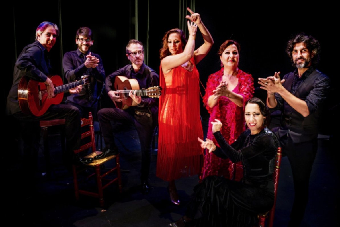 ¿Qué mejor escenario para el concierto inaugural, "Tempo de luz",  que el Gran Teatro Falla? 

Con las voces de Carmen Linares, <a href="/marina_heredia/">Marina Heredia</a> y <a href="/Arcangel_Flamen/">Arcángel Flamenco</a>. 

<a href="/AnaMoralesDanza/">Ana Morales</a> al baile, Pakito González en la percusión, y Miguel Ángel Cortés y <a href="/quevedoflamenco/">José Quevedo Bolita</a> al toque.