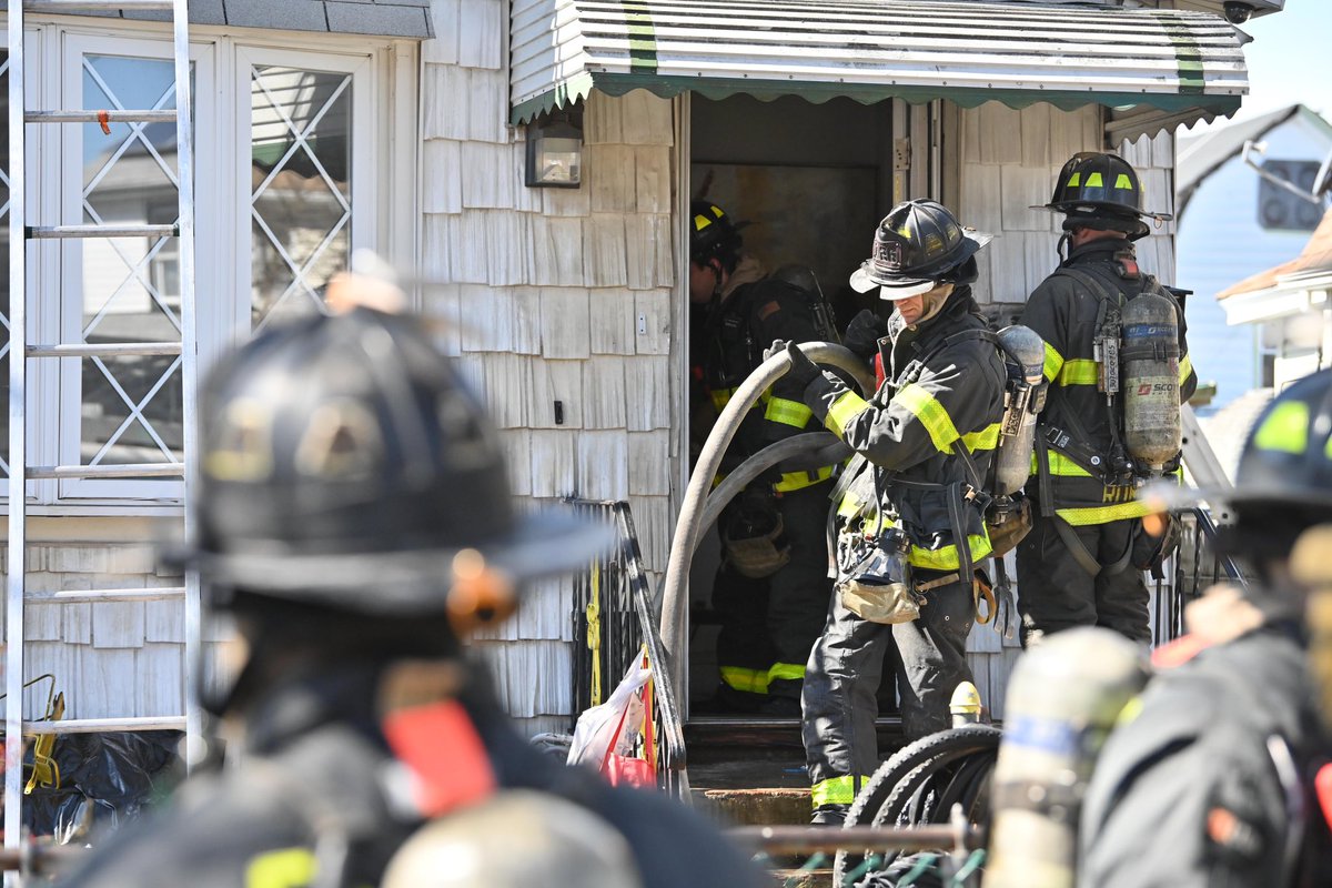 Lloydphoto's tweet photo. Photos: A house fire in a St.Albans home on Thursday afternoon maybe linked to a lithium battery explosion. #LloydMitchellPhotography #FDNY #Firefighting #Fireservice #QNS #photojournalism #journalism #Lithiumbattery #EBIkeFire #firesafety https://t.co/5o2CVLZXnw