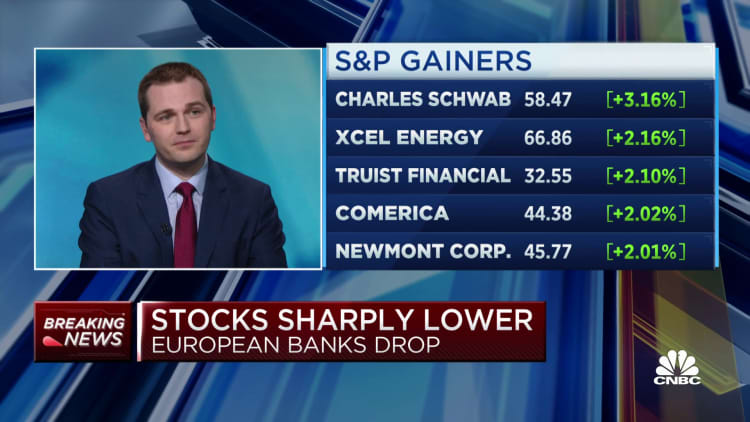 CrystalRozz's tweet photo. BREAKING NEWS : A #recession could come sooner
#WallStreet has been debating whether the economy is heading into a recession. The rapid moves in markets after regional bank failures in the U.S. has some strategists expecting a contraction in the economy to come sooner. #WEFIRE https://t.co/dU40bYDr9S