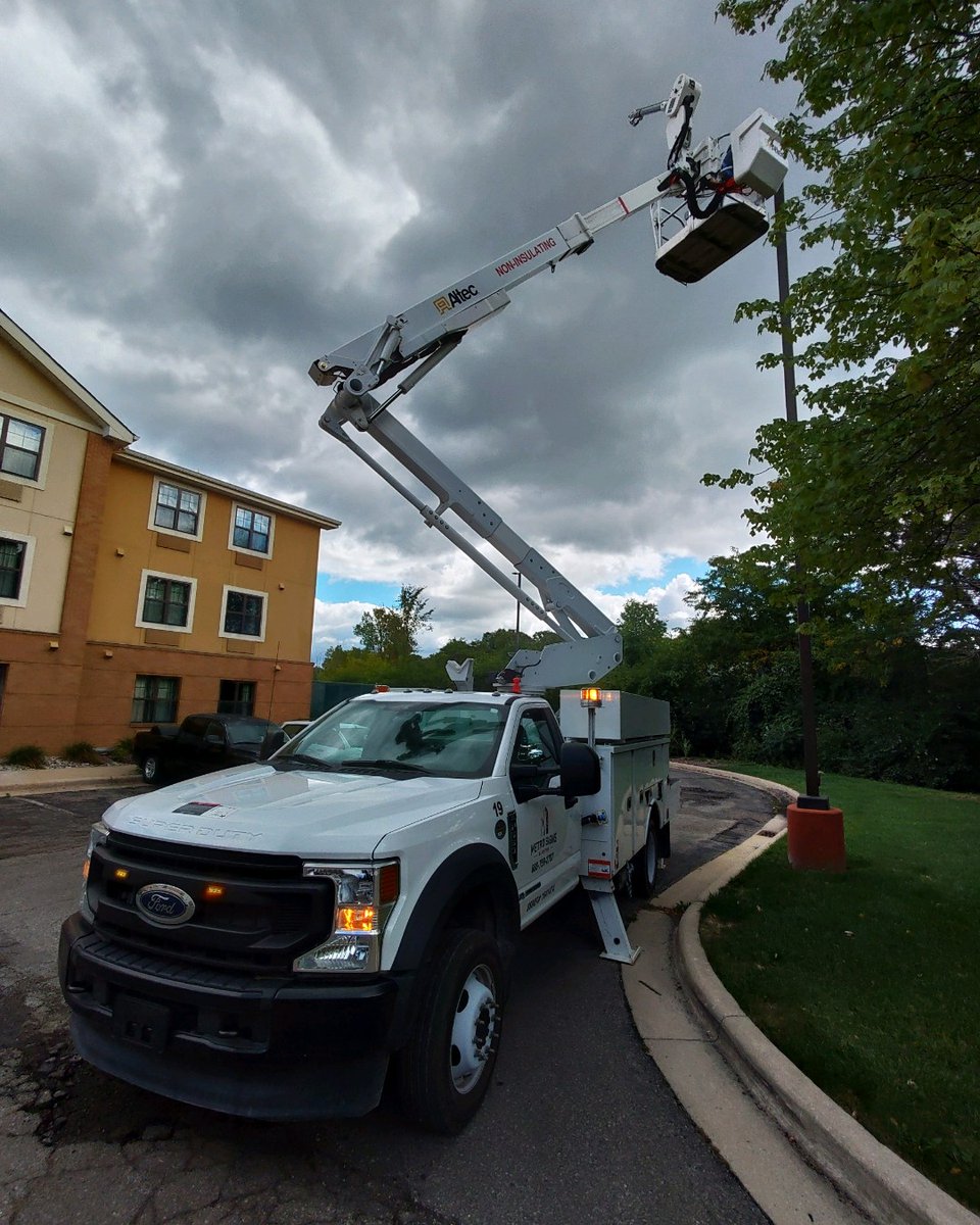 Our service team is looking to hire an #experienced #ServiceTechnician! If you or someone you know is interested, please #apply online here: metrodetroitsigns.com/join-our-team/

#nowhiring #MetroSigns #repairs #service #jobhunt #jobsearch #technician #cranetruck #signrepair #lightingrepair