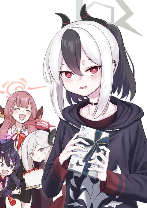 両方とも別垢に上げた誕生日絵
この1年で結構絵柄変わったかも 