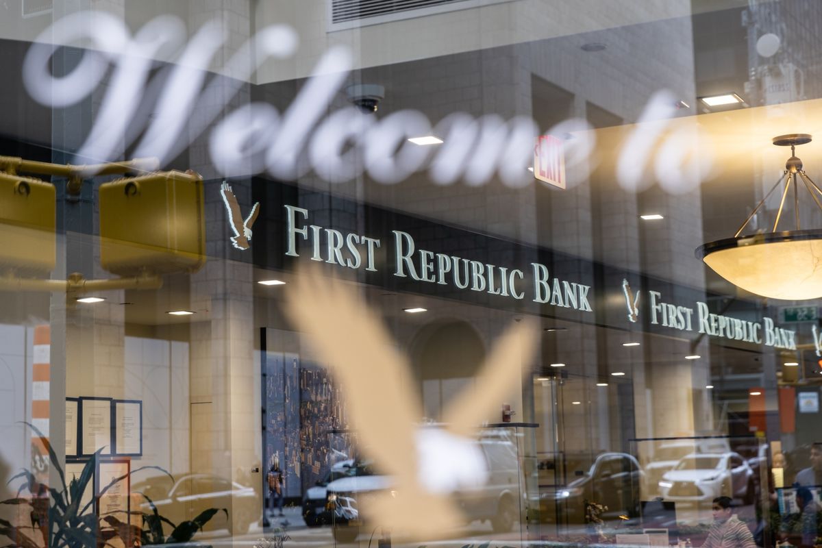 PDChina's tweet photo. A group of 11 lenders including JPMorgan, Bank of America, Citigroup and Wells Fargo said on Thursday they will deposit $30 billion into #FirstRepublicBank, in an effort to stabilize the battered regional bank amid financial system woes. https://t.co/Y4vZC2KXxo
