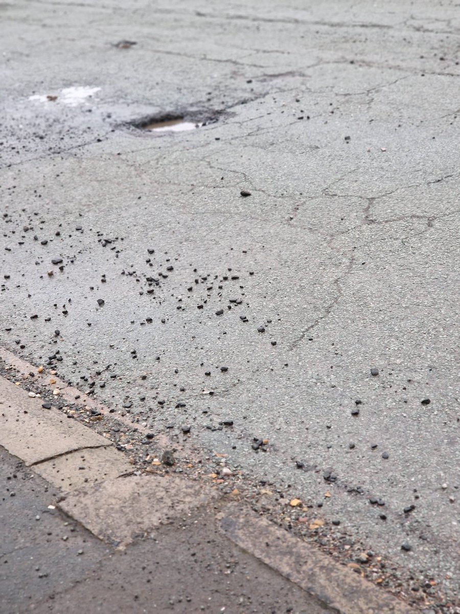 dwash100's tweet photo. @CECHighways @CheshireEast @nantwichnews @NantwichTC  interesting to see the amount of reports about the condition of Queens drive, Nantwich-further holes reported https://t.co/IDkiVkJi7X