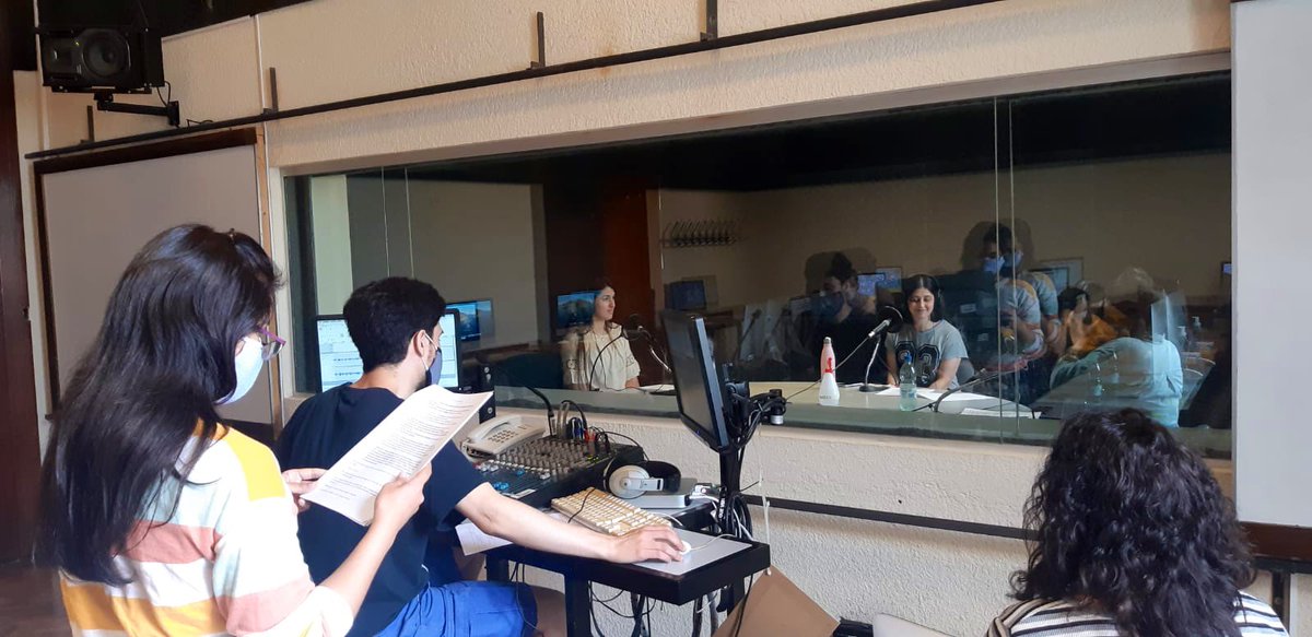 UCUcomunicacion's tweet photo. ¡Vuelve el #TBT 🔙😎 ! Hoy, queremos recordar el viejo #CentroIgnis. En el pasado, solía estar ubicado en el tercer piso del Edificio Central 🏫 Te dejamos una foto de su Estudio de Radio y una salida al aire 📢🎙 https://t.co/w8dI7q8b06
