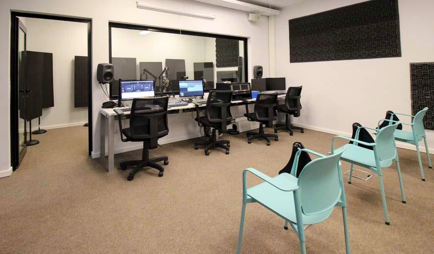 UCUcomunicacion's tweet photo. ☝🏻 Ahora, el nuevo Estudio de Radio del #CentroIgnis se encuentra en el Edificio Athanasius 📻 y si no lo conocés, es visita obligada. Recordá que lo podes reservar para realizar proyectos y producciones en: https://t.co/rJvVNUTWkE 💻 https://t.co/1jWwiobLzb