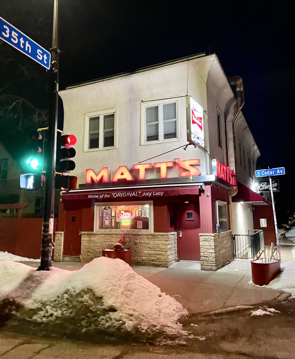 SashaEats's tweet photo. @EatingBeagles @MattsBar Exactly 🤣 #JucyLucy #MattsBar #SashaEats #SashaInMSP https://t.co/mOjwfW5LPB