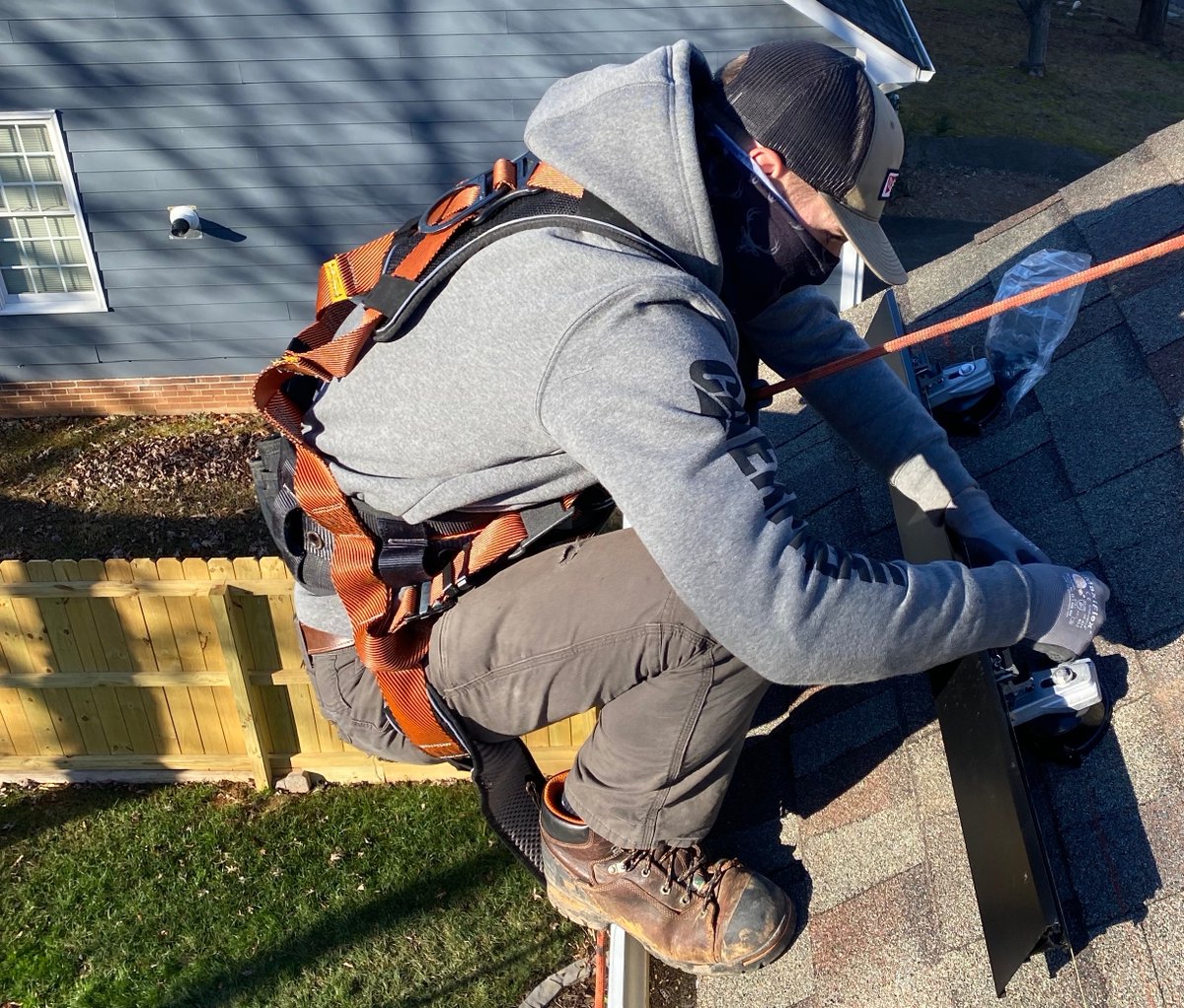 Eddie livin' on the edge!⁠
⁠
#solar #solarpanel #sun #ncwinter #roof #solarenergy #solarpower