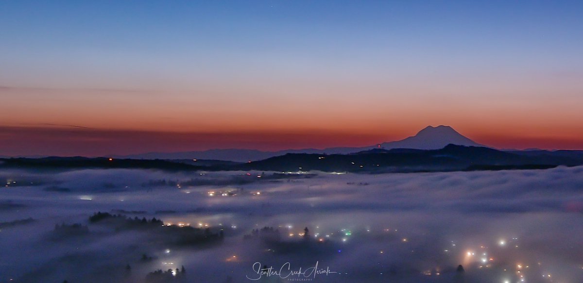 SC_CR_AERIALS's tweet photo. Nothing better than a Northwest sunrise with Mount Rainier in the background.
#aerial #drone #Weather #pnw #sunrise https://t.co/3FGJVYy1Ox
