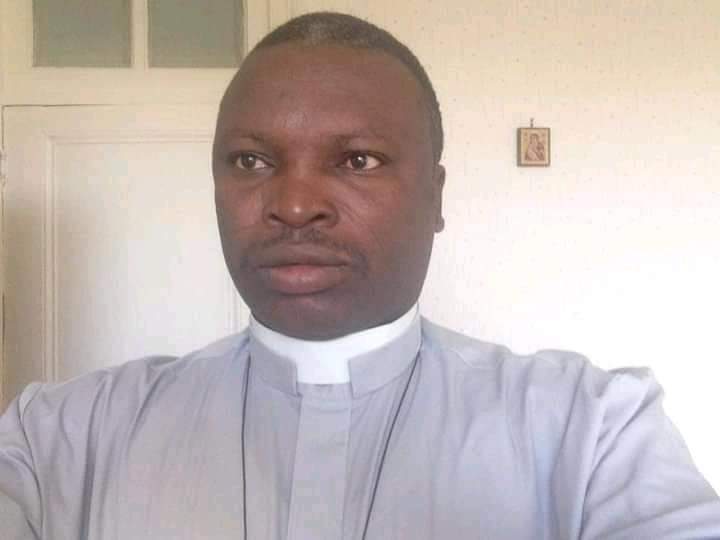 willsanwidi's tweet photo. Ce vendredi 17 mars 2023, cela fera exactement 4 ans que  l'Abbé Joël YOUGBARE a été enlevé . 
Depuis lors, plus denouvelles.
La Délégation Nationale des prêtres du Burkina invite à commémorer ce jour par la messe, la prière et le jeûne
Union de prière

4 ans, on a déjà oublié 😤 https://t.co/vSxzooH3hp