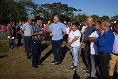 LilietGR's tweet photo. El Presidente @DiazCanelB, junto a sus compañeros de candidatura retoma el intercambia con habitantes de la comunidad San Miguel y trabajadores de la UEB pecuaria #SantaClara.
#MejorEsPosible #LatirAvileño #FlorenciaVaConTodos #YoVotoXTodos https://t.co/5eIkuiBLOb