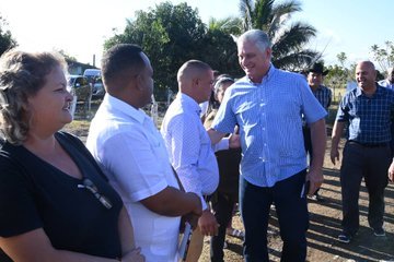 LilietGR's tweet photo. El Presidente @DiazCanelB, junto a sus compañeros de candidatura retoma el intercambia con habitantes de la comunidad San Miguel y trabajadores de la UEB pecuaria #SantaClara.
#MejorEsPosible #LatirAvileño #FlorenciaVaConTodos #YoVotoXTodos https://t.co/5eIkuiBLOb