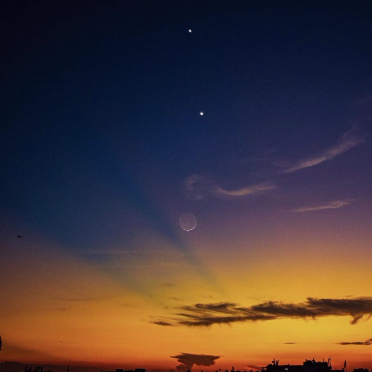 LMPositif's tweet photo. 🌕 Magnifique photo de la Lune, de Jupiter et de Vénus au coucher du soleil ! 💛

📸 picabuzz https://t.co/7SlzsXLlEz