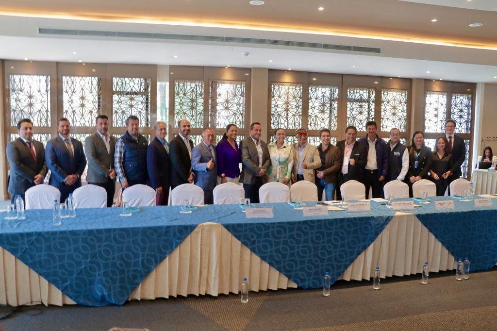 🙋‍♂️ En nuestro segundo día en #Cuenca, fuimos parte de la reunión entre los miembros del #CONGOPE con los representantes del Banco de Desarrollo del Ecuador y el viceministro de gobierno 👨‍👩‍👧‍👦 #GestiónYResultados