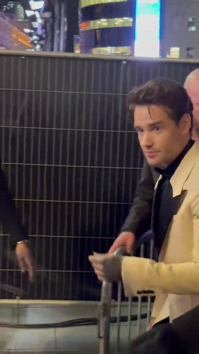 fearlessam25's tweet photo. Te podrá caer mal Liam y tal vez estés tirando hate por el simple hecho de asistir a la premiere, pero Louis lo considera su hermano, lo estima demasiado y siempre trata de tenerlo cerca. Lo que significa que tu pierdes y Liam Payne gana como siempre 😎 https://t.co/gAC596xotb