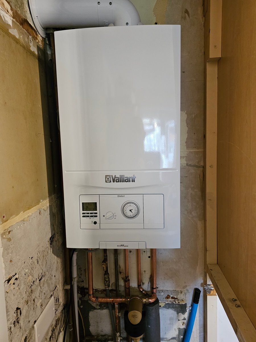 Gasjet1995's tweet photo. New Vaillant Boiler installed with 10 year guarantee. Happy Customer. Call our office 01322273650 to book for a free quote, installation in 24 hours.... https://t.co/0vxsE7FnMz https://t.co/32gYdp35Lm