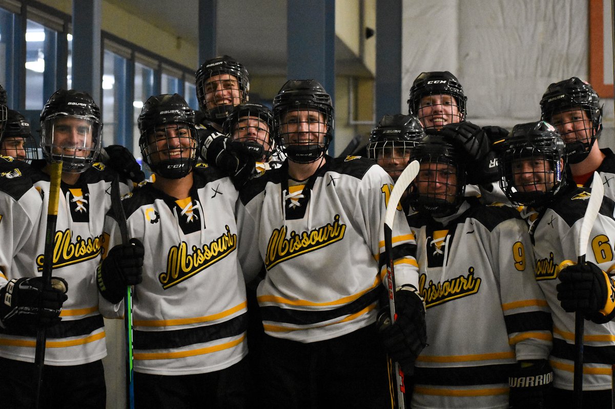 MizClubHockey's tweet photo. Smiling for #Mizzou’s second W of the day‼️😁

FINAL:

Air Force: 5 | #Mizzou: 7 https://t.co/VS6dE1Sdy1