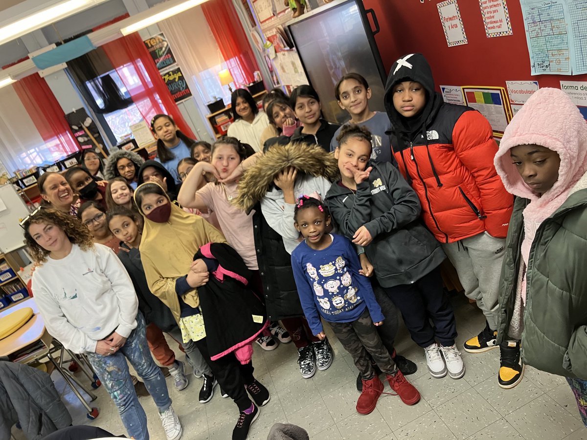 counselorcolon's tweet photo. Thank you ⁦@MonaOmanArt⁩ art for inspiring our ⁦@MSKSID31⁩. We are exploring different careers for women’s history month. Thank you for teaching our girls that making mistakes will only help us get better! 🙌🏼 ⁦@PS16School⁩ ⁦@Jeannine_bush⁩ https://t.co/n4hyND9J8y