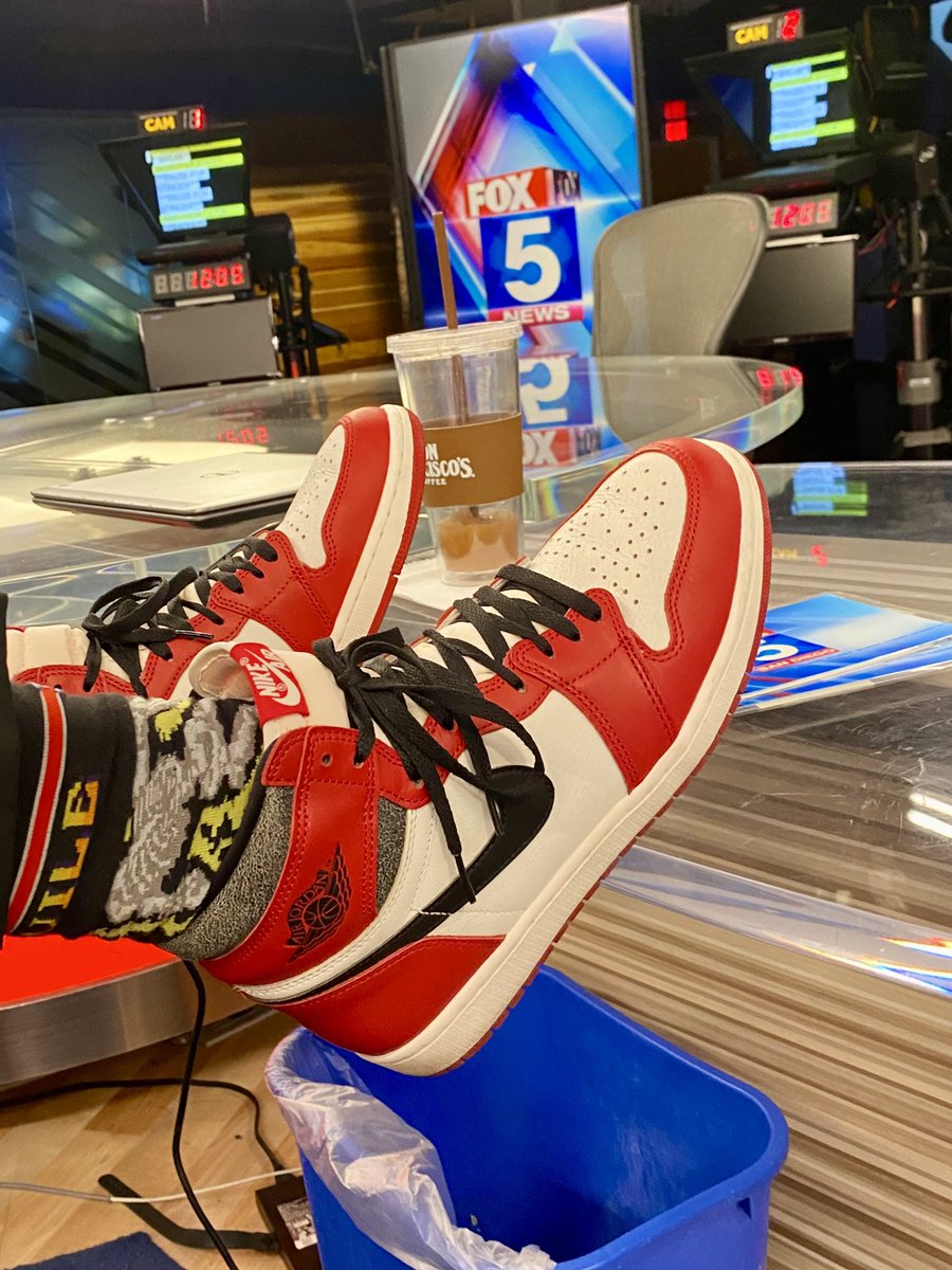 RaoulMartinezTV's tweet image. On this #SneakerThursday we rock Aztecs colors! 
🔴⚫️⚪️🔴⚪️⚫️ @fox5sandiego #sosandiego #LetsGoAztecs #GoAztecs 
 @Aztec_MBB @GoAztecs #sDsu #NCAATournament #MarchMadness   #sandiego @SDSU