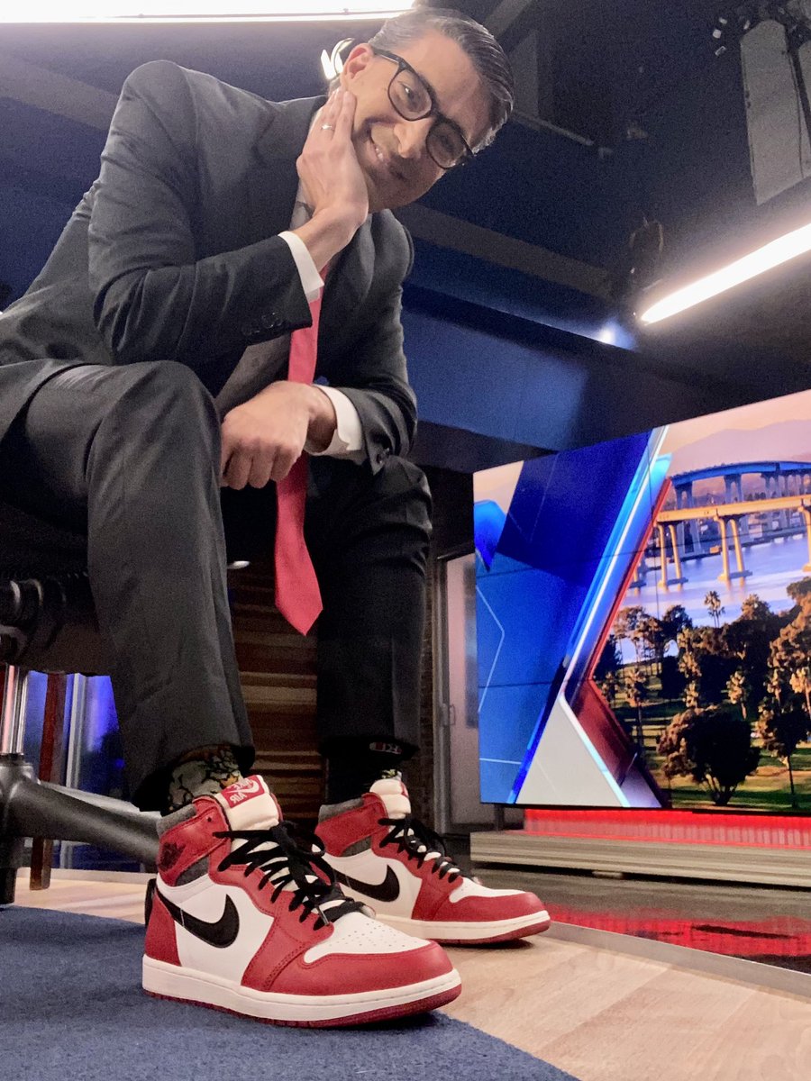 RaoulMartinezTV's tweet image. On this #SneakerThursday we rock Aztecs colors! 
🔴⚫️⚪️🔴⚪️⚫️ @fox5sandiego #sosandiego #LetsGoAztecs #GoAztecs 
 @Aztec_MBB @GoAztecs #sDsu #NCAATournament #MarchMadness   #sandiego @SDSU