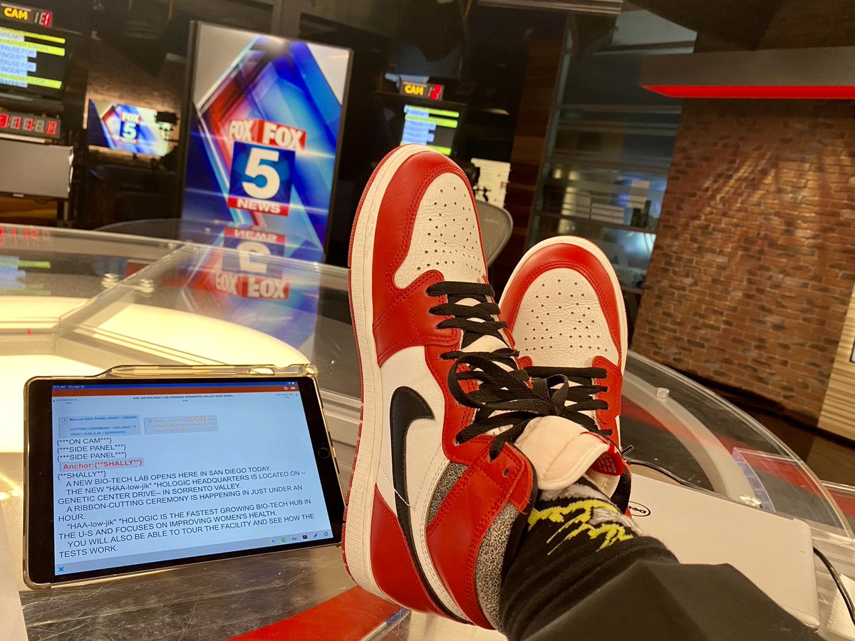 RaoulMartinezTV's tweet image. On this #SneakerThursday we rock Aztecs colors! 
🔴⚫️⚪️🔴⚪️⚫️ @fox5sandiego #sosandiego #LetsGoAztecs #GoAztecs 
 @Aztec_MBB @GoAztecs #sDsu #NCAATournament #MarchMadness   #sandiego @SDSU