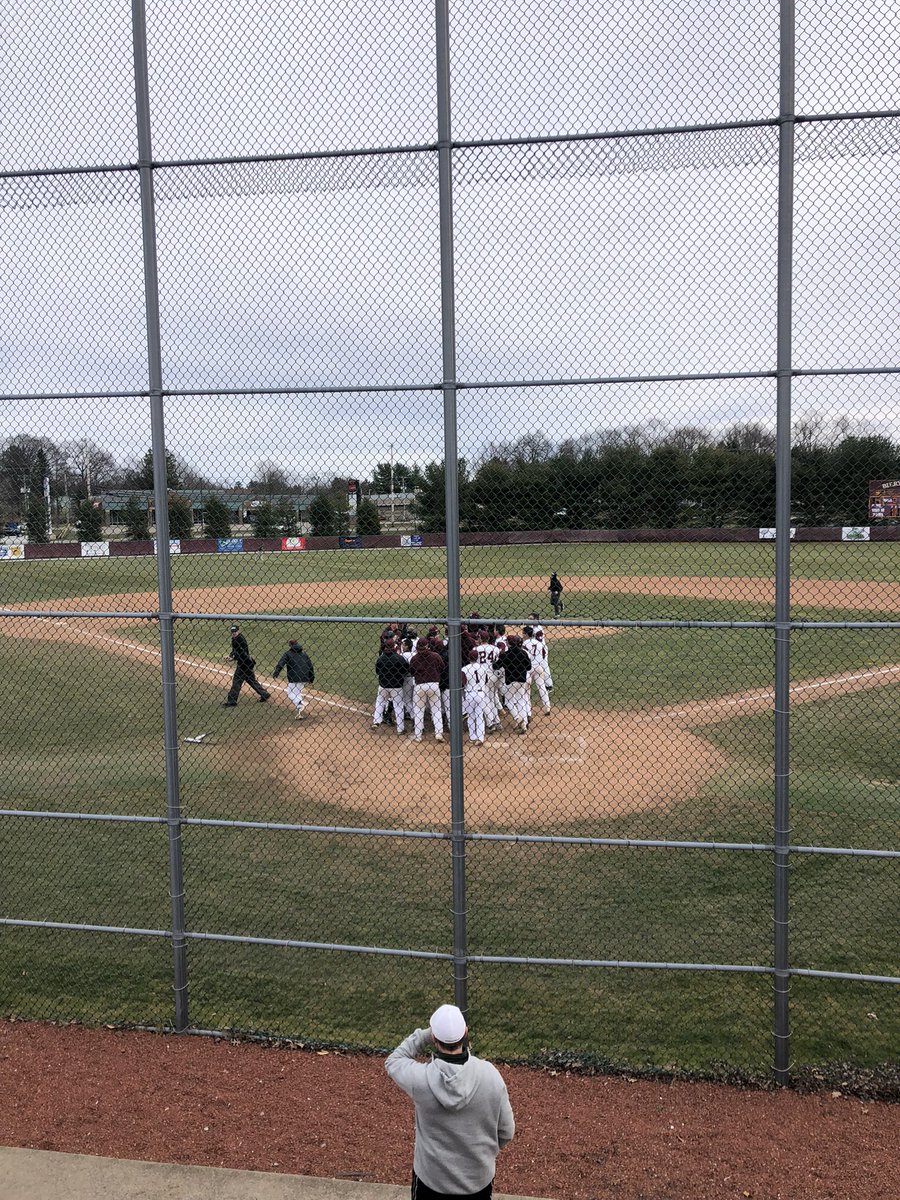 W!!!! 
Cavs WIN game 1 on a walk off homer from Cam Hollobaugh!! 

#SwordsUp
