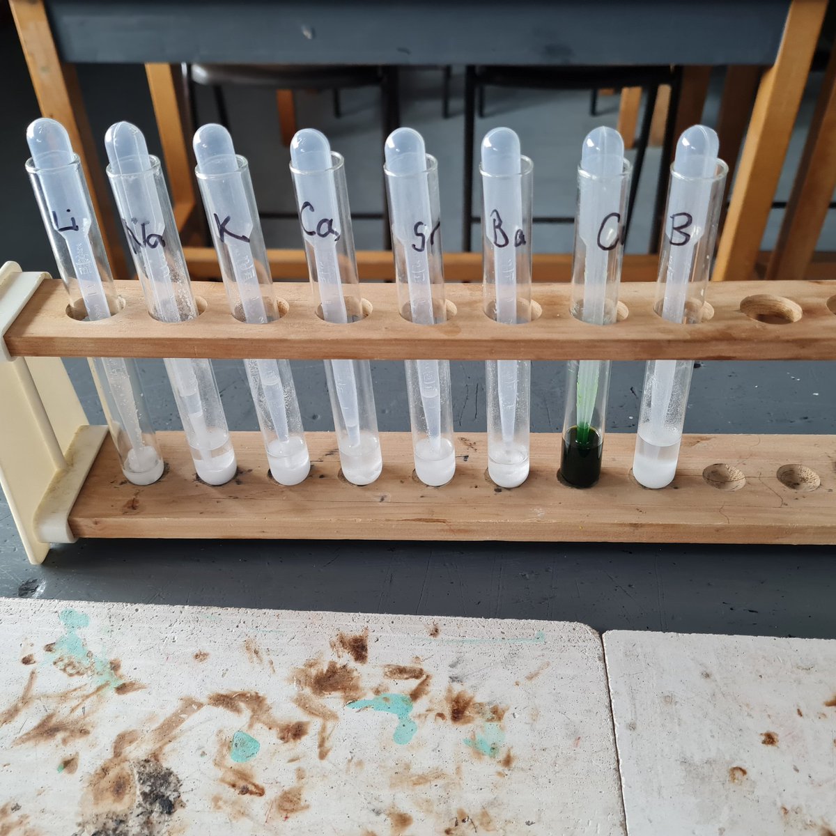 JammyPhysics's tweet image. Fantastic alternative to flame tests and spectra today.

Ions mixed with ethanol, few drops on a sugar cube, then light. Burns for longer so easier for students to see spectra.

#alevelphysics #chatphysics #iteachphysics #spectra