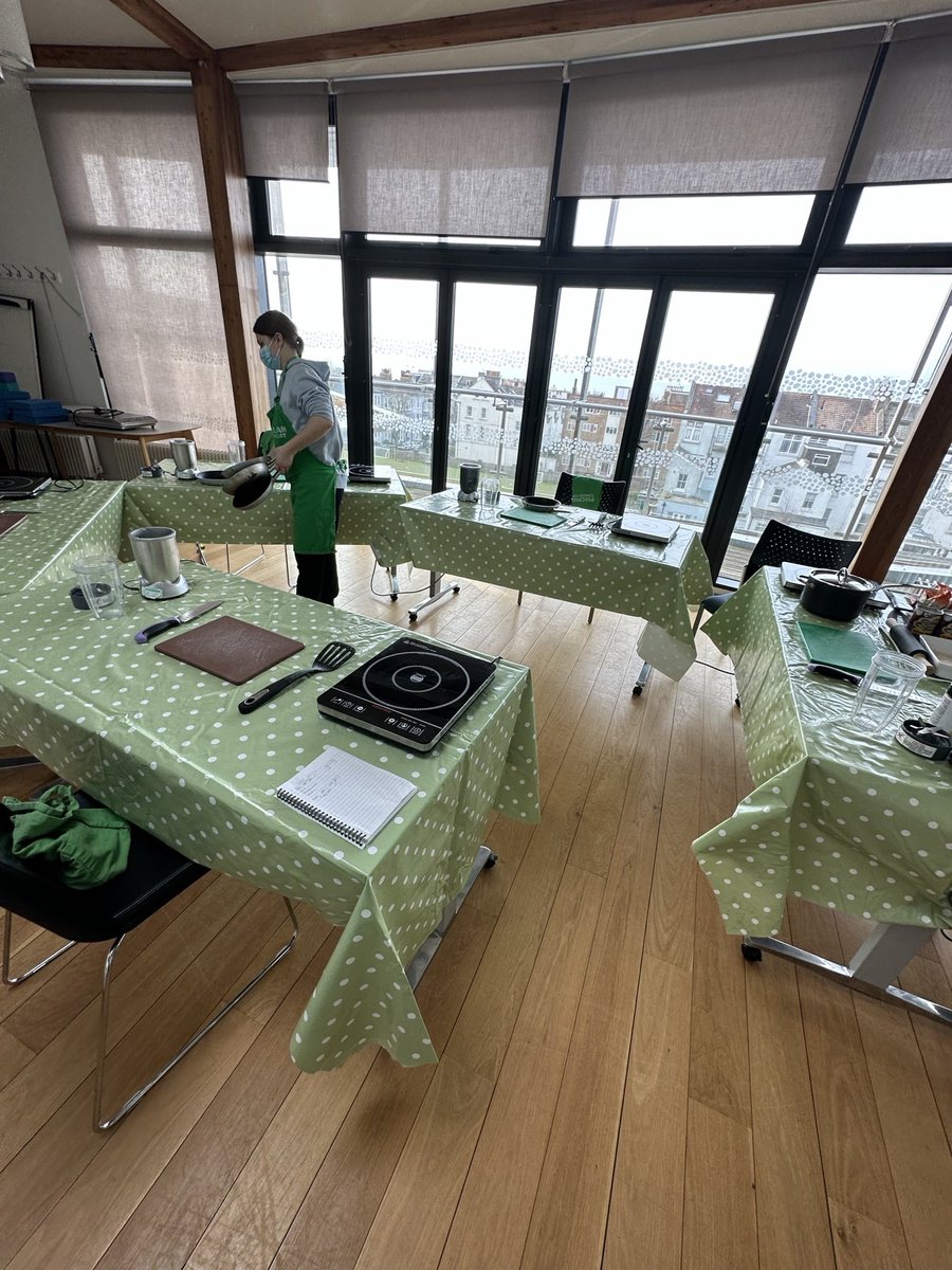 DietitiansUHSx's tweet image. Today the students participated in a cooking class for patients in cancer survivorship at The Macmillan Horizon Centre. They learnt new recipes to promote healthy eating for Nutrition and Hydration week 2023. #nutritionandhydrationweek2023 @BDA_Dietitians @MacmillanSE @UHSussex