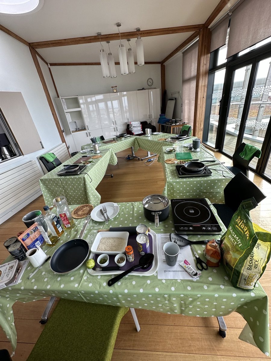 DietitiansUHSx's tweet image. Today the students participated in a cooking class for patients in cancer survivorship at The Macmillan Horizon Centre. They learnt new recipes to promote healthy eating for Nutrition and Hydration week 2023. #nutritionandhydrationweek2023 @BDA_Dietitians @MacmillanSE @UHSussex