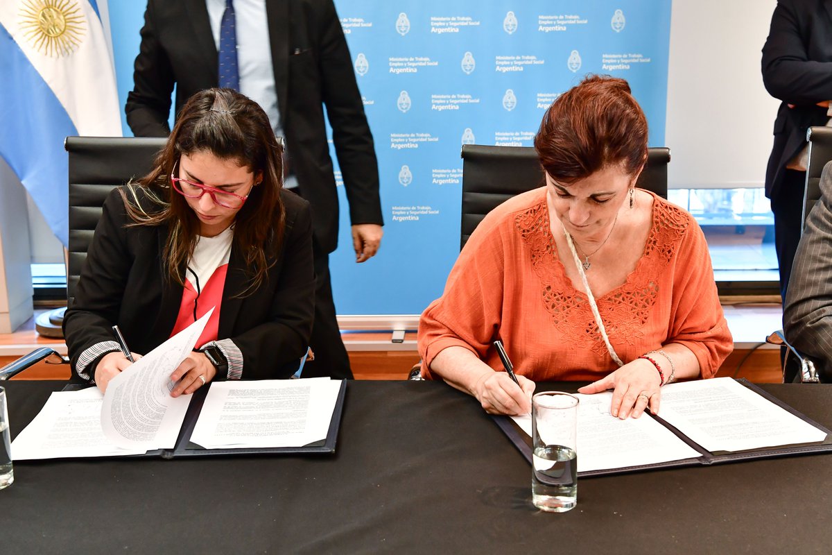 SecTrabajoAR's tweet photo. ✍️ Firmamos un convenio junto a la #CGT y @UIAok para garantizar el cumplimiento de los espacios de cuidado en las empresas. https://t.co/zCefY3asPI
