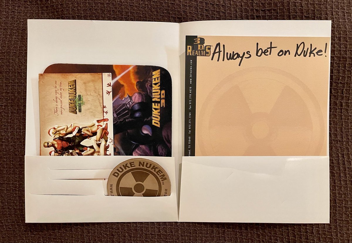 Apogee_Ent's tweet photo. Our last giveaway before we leave for #PAXEast

A RARE Prey 2006 tee (size XXL -- big, but still collectible). Also, a pristine 1996 Duke pad, a Duke leather coaster, an Apogee press folder, signed 1995 letterhead by Scott Miller &amp; a Holiday card.

Just Retweet &amp; Follow to enter! https://t.co/yPmR9JIHYg