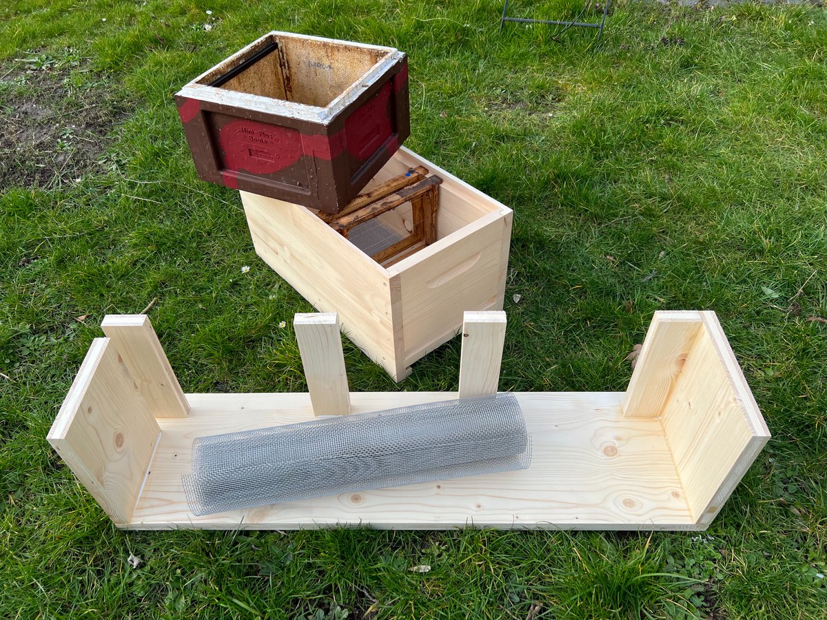 bieneviernull's tweet photo. Das wird der große Bruder (16 Liter, 21 Rähmchen) für die kleine #MiniPlus. Eine experimentelle Beute für genau eine Messreihe. Mal sehen, vielleicht macht das #Imkern damit ja #Spaß. https://t.co/1CEZJdSgTG