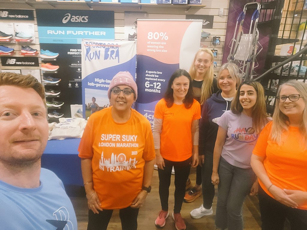 Thanks to @Brooksrunninguk for visiting @covrunner for 'Brooks bra and bubbles' event and great advice I received on everything to do with the London Marathon!! @LondonMarathon @AcornsHospice