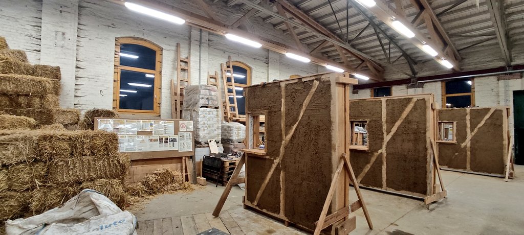 Tbh, I'm struggling: Even beginners have a lot of fun making passive house modules in a short time from the simplest materials, as close to climate-positive construction as possible - and the undemanding attitude of politicians and administrators not to ask about these things.