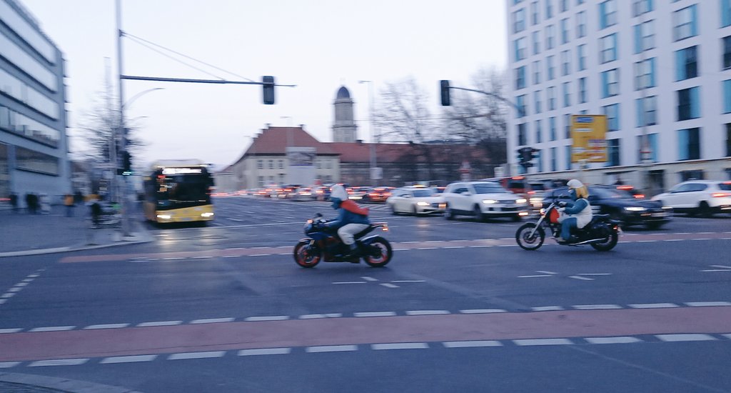 Normaler Feierabendverkehr in #Berlin 
#Schlümpfe unterwegs 😅