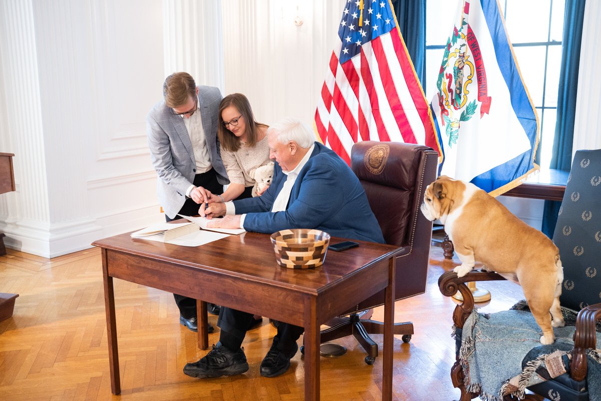 JimJustice_WV's tweet photo. I proudly added my signature to bill HB 3302 earlier this week, which recognizes an unborn child as a distinct victim in a DUI crash causing death. I want to thank Delegate Westfall for sponsoring this important bill. https://t.co/McgOvoD7wU