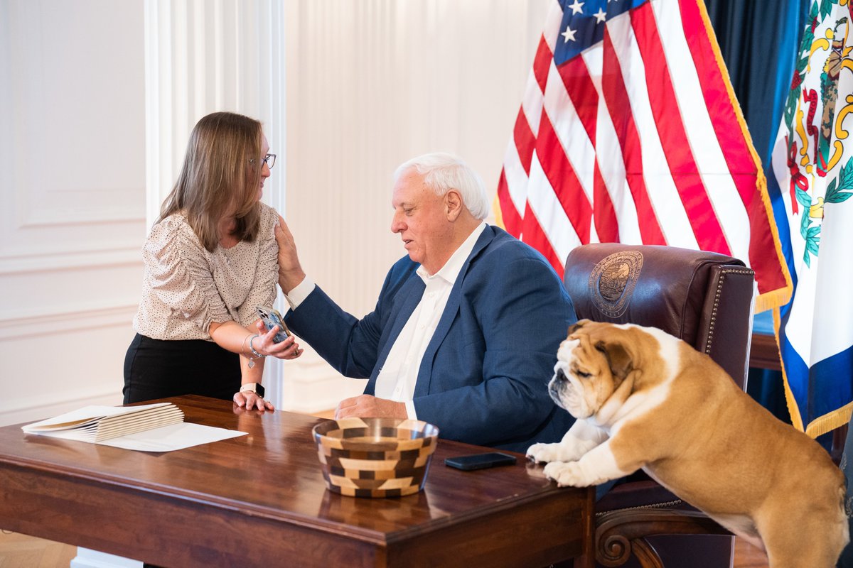JimJustice_WV's tweet photo. I proudly added my signature to bill HB 3302 earlier this week, which recognizes an unborn child as a distinct victim in a DUI crash causing death. I want to thank Delegate Westfall for sponsoring this important bill. https://t.co/McgOvoD7wU