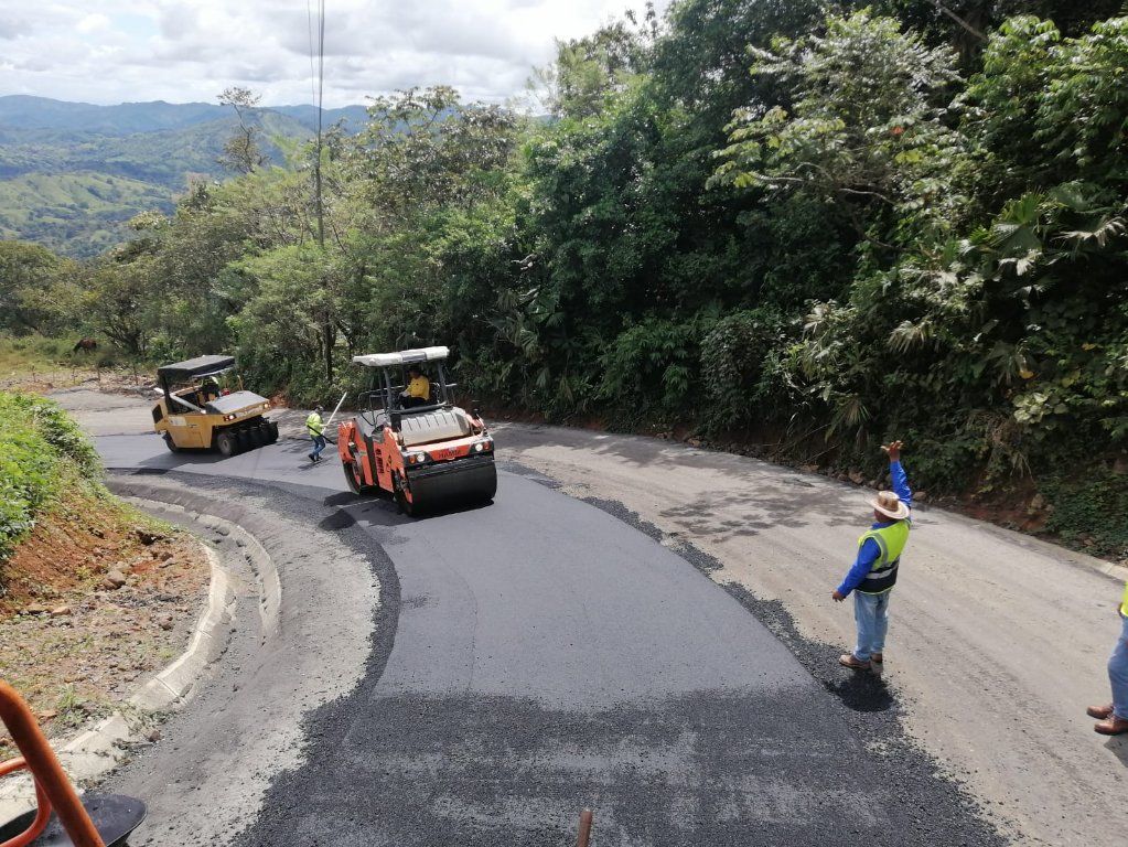 Moradores de la Comunidad #Lovaina en las #Palmas en #Veraguas se  quejan y denuncian que la empresa que ya termino de hacer  la carretera San Jose-Calidonia-Pixvae sigue sacando materiales del #RioLovaina, lo que  puede  afectar  el cauce del  río #salvemoslosrios