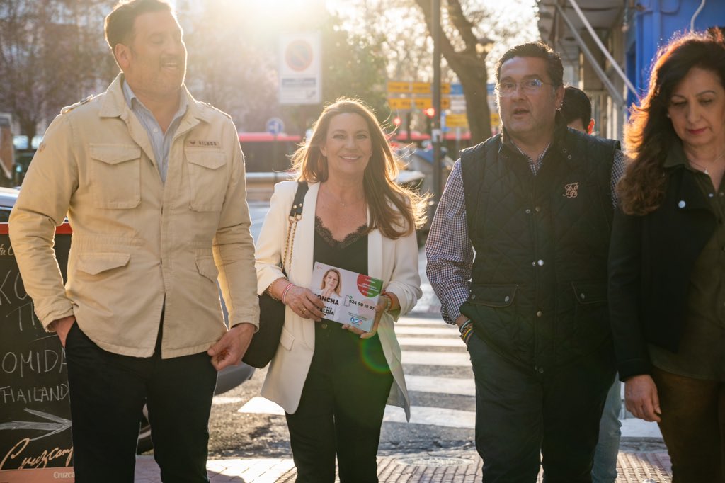 ConchaInsua's tweet image. Para conocer la realidad de los barrios, hay que estar en ellos. 

Esta semana la estamos dedicando a cambiar impresiones con comerciantes y vecinos del #Zaidín, que nos están transmitido ideas y peticiones muy necesarias que vamos a tener en cuenta.