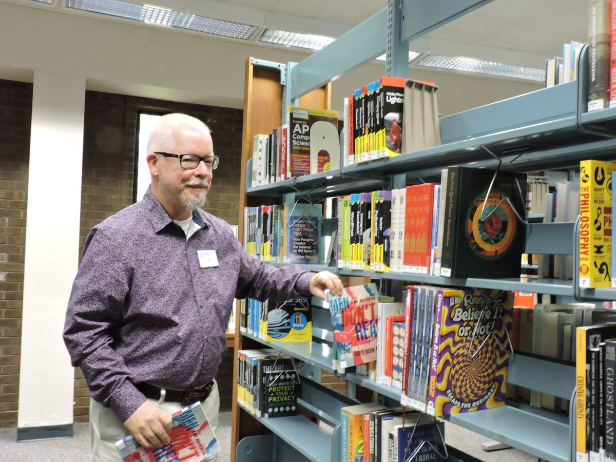 SharonLeeSays's tweet photo. You may have seen @awolverton77 amongst the stacks @aacpl 's #SevernaParkBranch. He's showing off his new book "Men Don't Read: The Unlikely Story Of The Guys Book Club". #aroundtheparkagain readers will enjoy it. Brought to you by @JingYingInst. https://t.co/ozGggGraVt https://t.co/aYD2htC0IJ