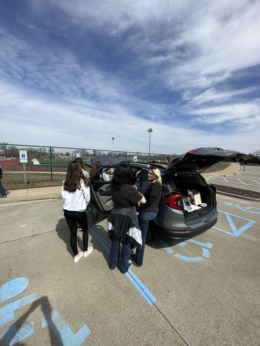 ms_kleiber's tweet photo. My car does whaaaat?! #drivered #controls #collaborate #breakout https://t.co/LGtu3eJePl
