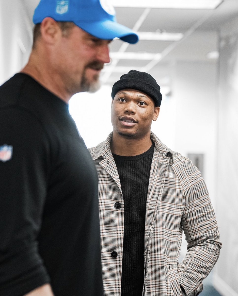 _DenTalk's tweet image. Get someone who looks at you like @MontgomerDavid looks at DC