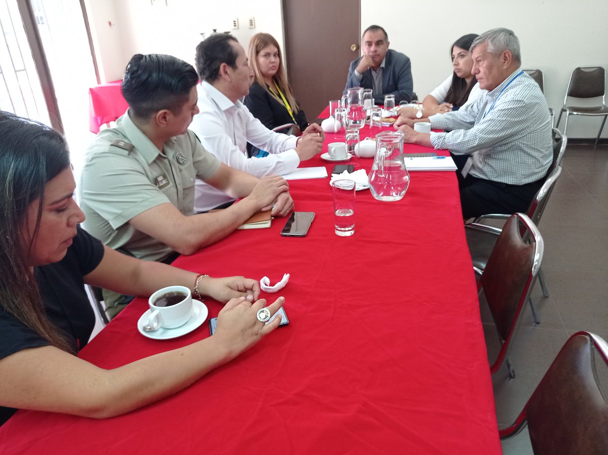 DPPPetorca's tweet photo. ✅Una reunión de trabajo encabezó el Delegado @luis_soto_perez junto al alcalde de @laliguacl, @Carabdechile y agente de @BancoEstado #LaLigua para abordar el tema de vendedores ambulantes y la seguridad en el centro de la comuna de La Ligua #Segumos #PresentesPorUnMejorFuturo https://t.co/s8MO71JpD2