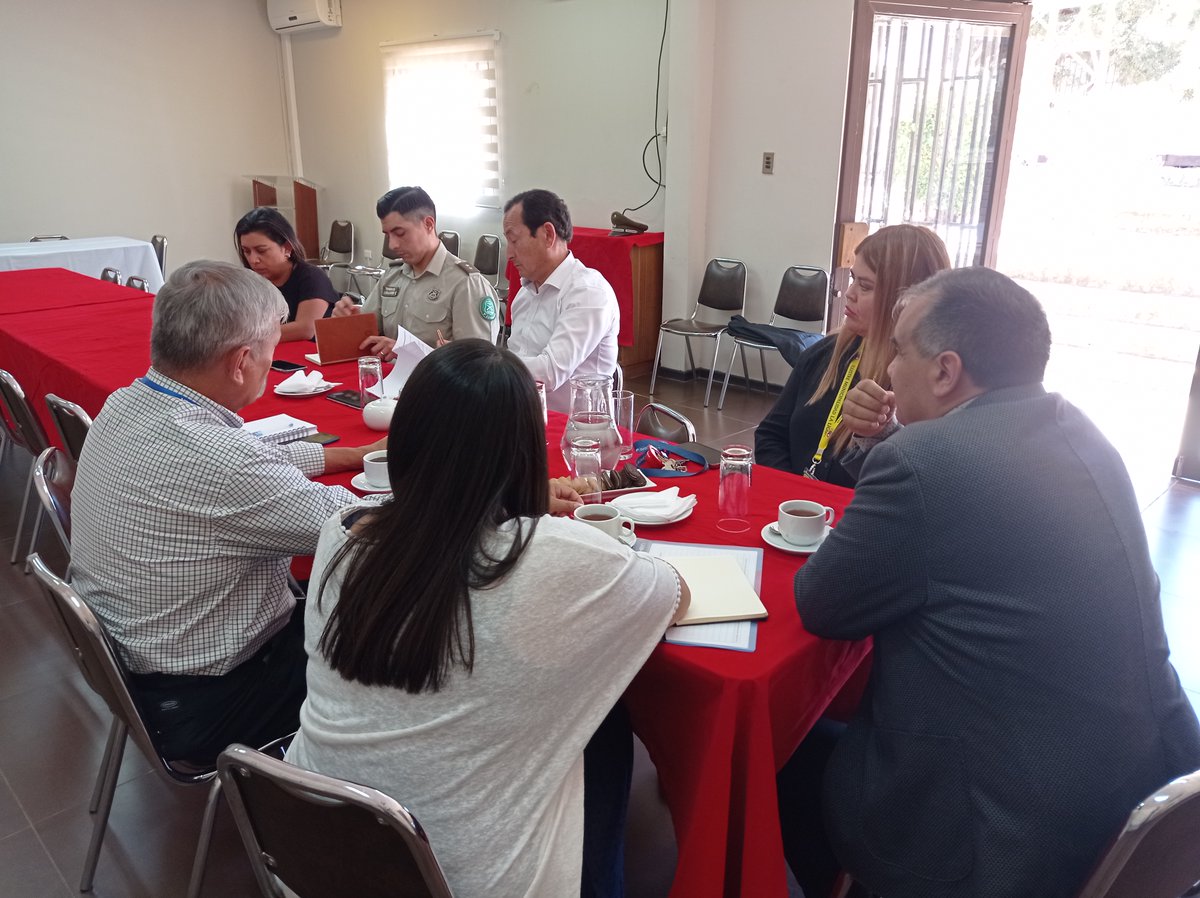 DPPPetorca's tweet photo. ✅Una reunión de trabajo encabezó el Delegado @luis_soto_perez junto al alcalde de @laliguacl, @Carabdechile y agente de @BancoEstado #LaLigua para abordar el tema de vendedores ambulantes y la seguridad en el centro de la comuna de La Ligua #Segumos #PresentesPorUnMejorFuturo https://t.co/s8MO71JpD2
