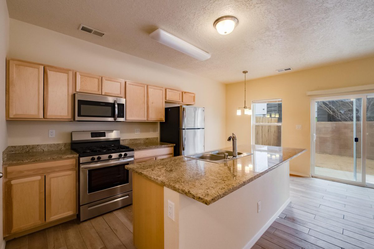 NeighborhoodJo2's tweet photo. This townhome may be the perfect new place to call home - https://t.co/T2RsuXRXaQ https://t.co/76JW20vOOX